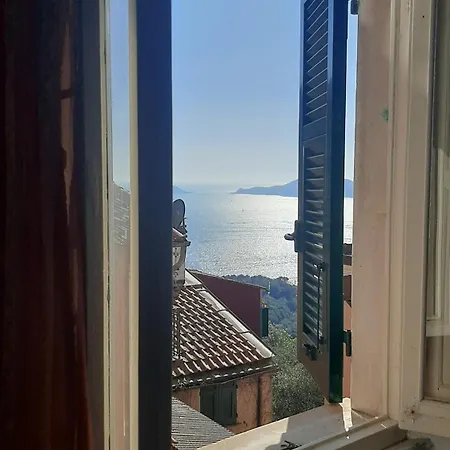 La Serra, Tipica Terratetto Ligure Affacciata Sul Golfo Dei Poeti *