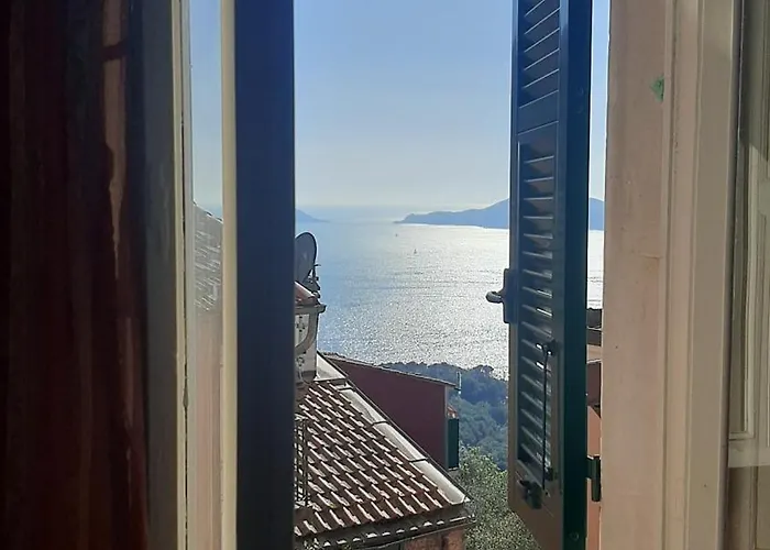 La Serra, Tipica Terratetto Ligure Affacciata Sul Golfo Dei Poeti *